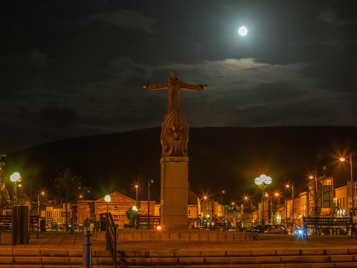 An Tigin Bui Villa Glanbannoo Upper Bagian luar foto